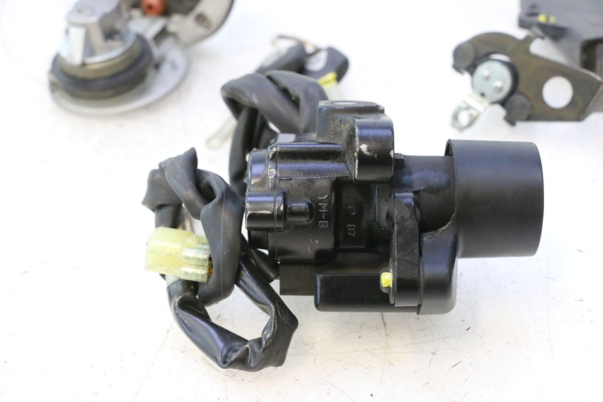 photo de LOCK SET KEY ECU YAMAHA TDM ABS 900 (2002 - 2014) - Alternative angle