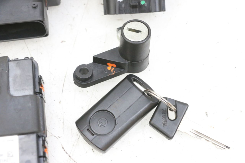 photo de LOCK SET KEY ECU YAMAHA TRICITY 300 (2020 - 2024) - Focus on structure