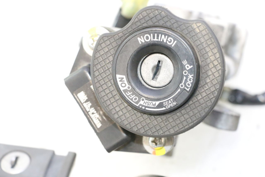 photo de LOCK KEY CDI IGNITION SWITCH KIT YAMAHA X-MAX XMAX 125 (2010 - 2013) - Technical close-up