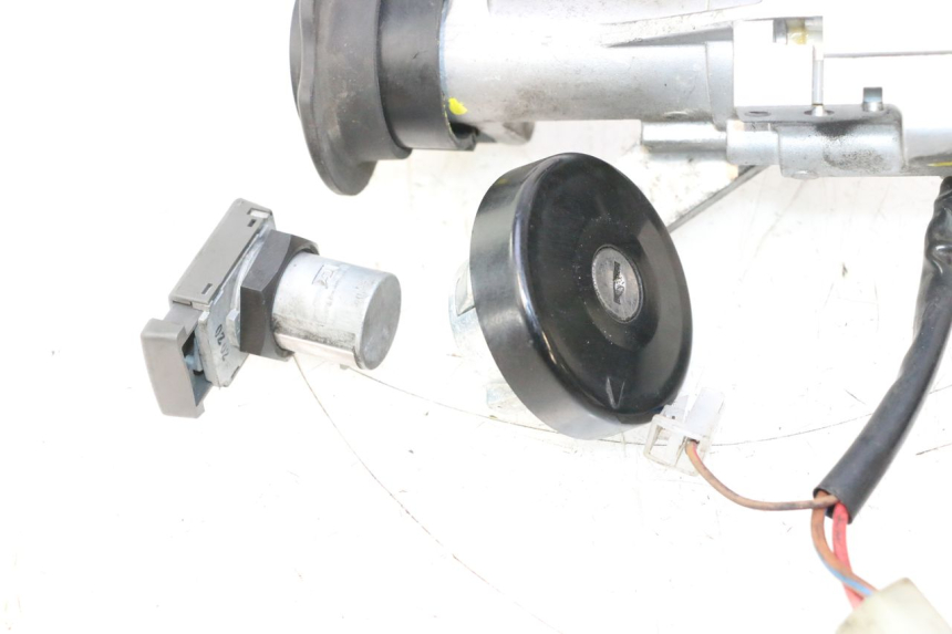 photo de LOCK KEY CDI IGNITION SWITCH KIT YAMAHA X-MAX XMAX 125 (2010 - 2013) - Surface and material condition