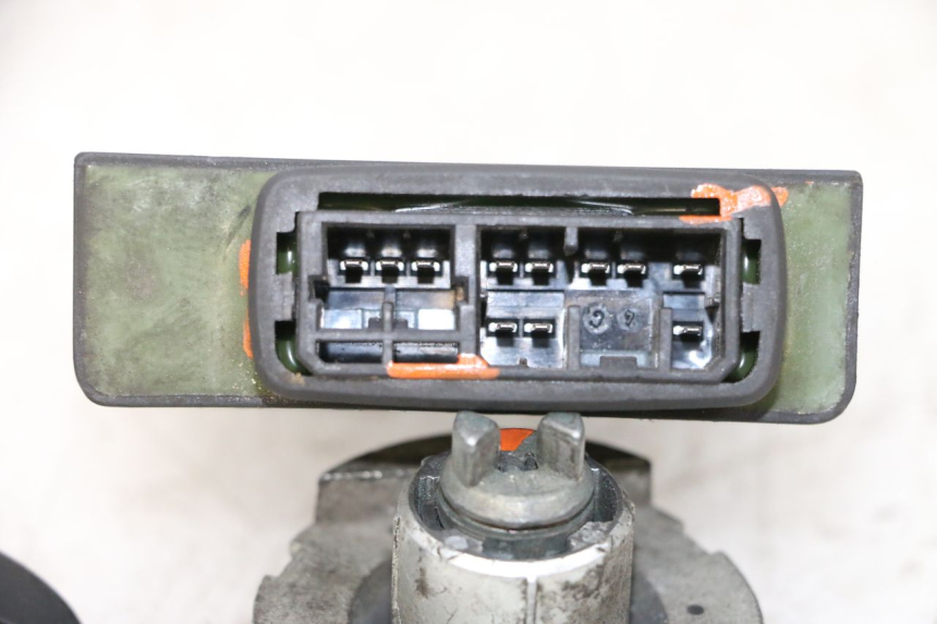 photo de LOCK KEY CDI IGNITION SWITCH KIT PIAGGIO X8 125 (2004 - 2007) - Alternative perspective