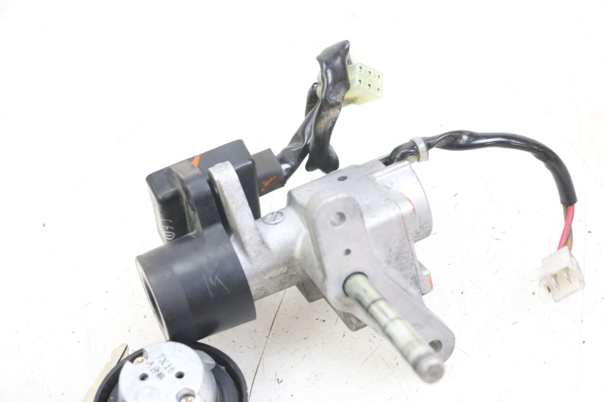 photo de LOCK KEY CDI IGNITION SWITCH KIT YAMAHA XMAX X-MAX 125 (2006 - 2009) - Alternative perspective