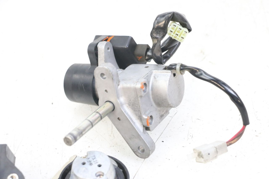photo de LOCK KEY CDI IGNITION SWITCH KIT YAMAHA XMAX X-MAX 125 (2006 - 2009) - Technical close-up