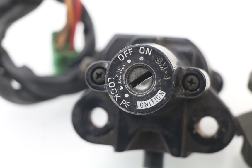 photo de LOCK SET KEY SUZUKI GSF N BANDIT 600 (1996 - 1999) - High-resolution close-up