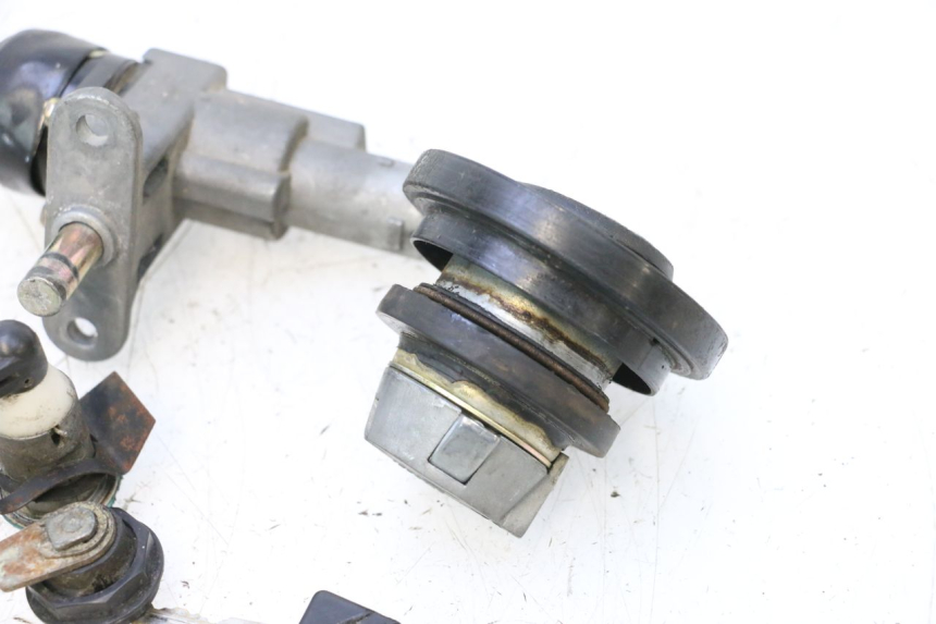 photo de LOCK SET KEY KEEWAY MATRIX RX9 125 (2006 - 2007) - Zoom on usage condition