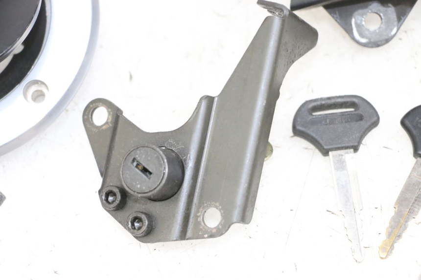 photo de LOCK SET KEY KAWASAKI ZR 7 750 (1999 - 2004) - Distinctive features