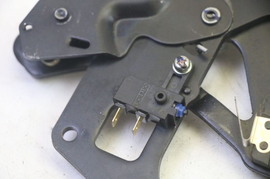 photo de PARKING BRAKE LEVER YAMAHA TRICITY 300 (2020 - 2024) - Zoom on usage condition