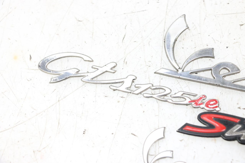 photo de BRAND LOGO PIAGGIO VESPA GTS SUPER IE 125 (2009 - 2016) - Technical close-up