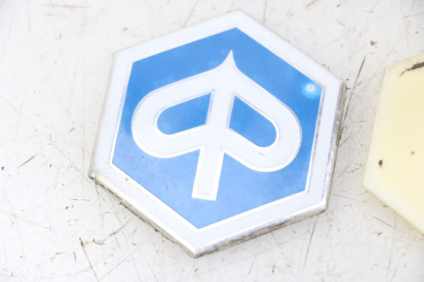 photo de BRAND LOGO PIAGGIO XEVO - X EVO 125 (2007 - 2017) - Fixing points details