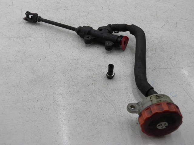 photo de REAR BRAKE MASTER CYLINDER HONDA CB SEVEN FITTY 750 (1992 - 2003) - Component detail