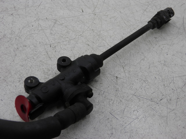 photo de REAR BRAKE MASTER CYLINDER HONDA CB SEVEN FITTY 750 (1992 - 2003) - Technical close-up
