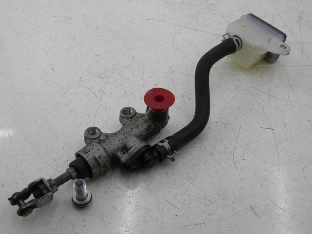 photo de REAR BRAKE MASTER CYLINDER SUZUKI GSX F GSXF 650 (2007 - 2015) - Alternative perspective