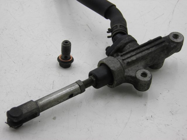 photo de REAR BRAKE MASTER CYLINDER YAMAHA FZX FAZER 750 (1987 - 1998) - Component detail