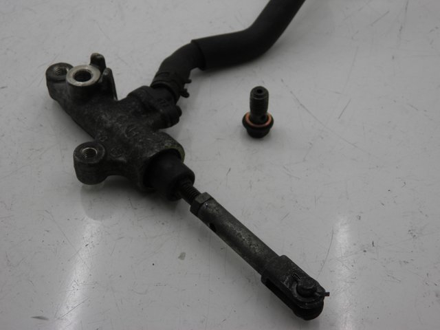 photo de REAR BRAKE MASTER CYLINDER YAMAHA FZX FAZER 750 (1987 - 1998) - Alternative perspective