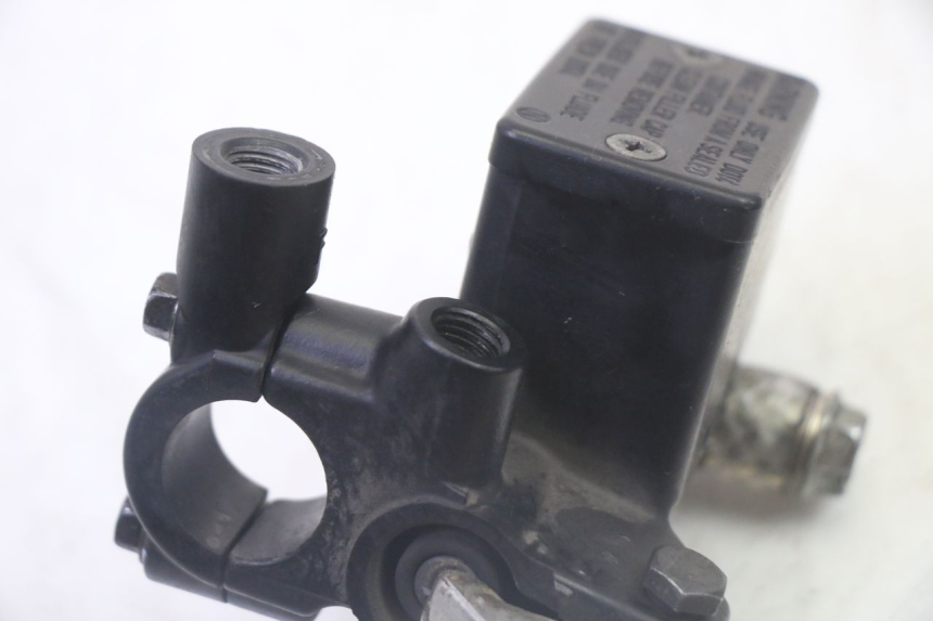 photo de FRONT BRAKE MASTER CYLINDER SUZUKI BURGMAN 125 (2007 - 2014) - Technical close-up