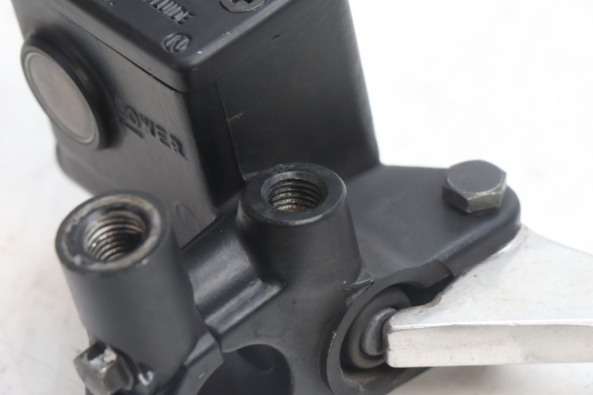 photo de FRONT BRAKE MASTER CYLINDER SUZUKI BURGMAN 125 (2007 - 2014) - Technical close-up