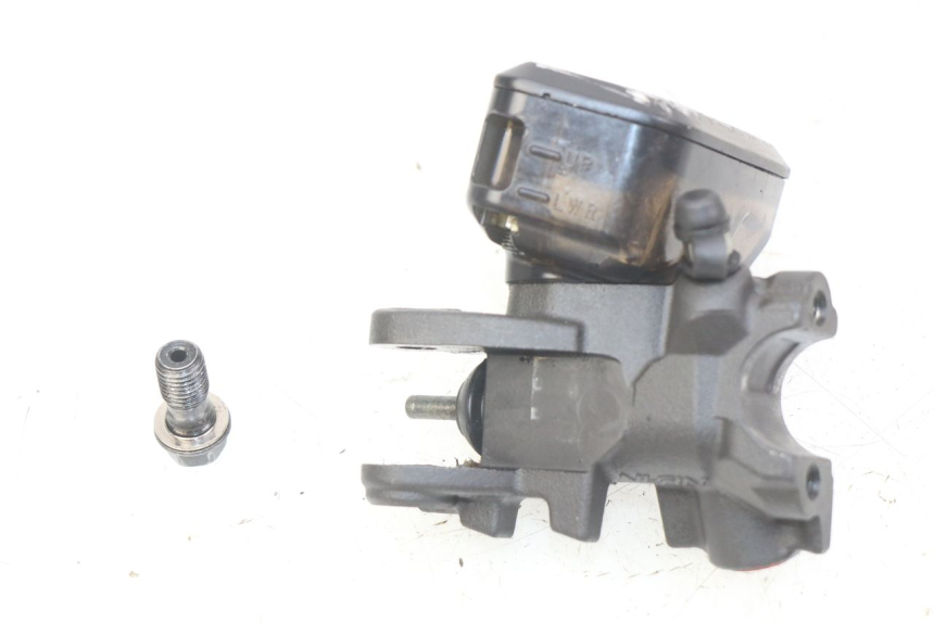 photo de FRONT MASTER CYLINDER HONDA CB R 1000 (2018 - 2023) - Surface and material condition