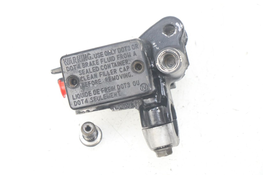 photo de FRONT BRAKE MASTER CYLINDER HONDA CBR R 125 (2003 - 2006) - Technical close-up