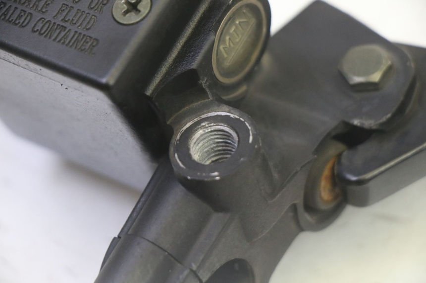 photo de FRONT BRAKE MASTER CYLINDER PEUGEOT CITYSTAR 50 (2013 - 2017) - Alternative perspective