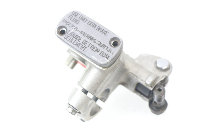 photo de FRONT BRAKE MASTER CYLINDER HONDA CRF CR-F 450 (2001 - 2005) - Zoom on usage condition