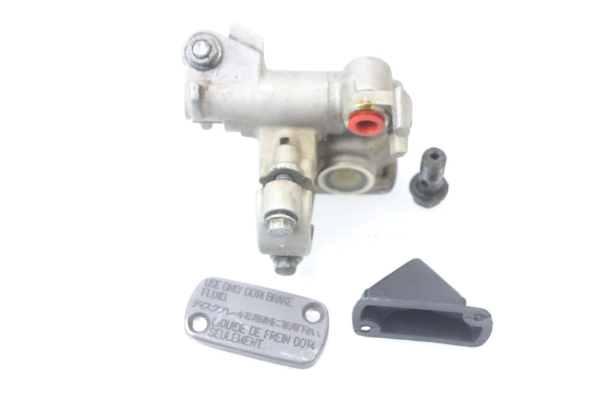 photo de FRONT BRAKE MASTER CYLINDER HONDA CRF CR-F 450 (2001 - 2005) - Alternative perspective