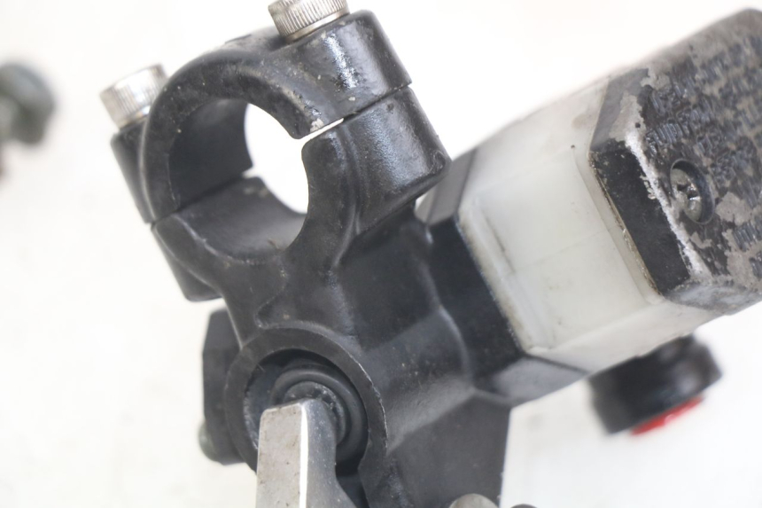 photo de FRONT BRAKE MASTER CYLINDER SYM CROX 4T 50 (2016 - 2023) - Zoom on usage condition