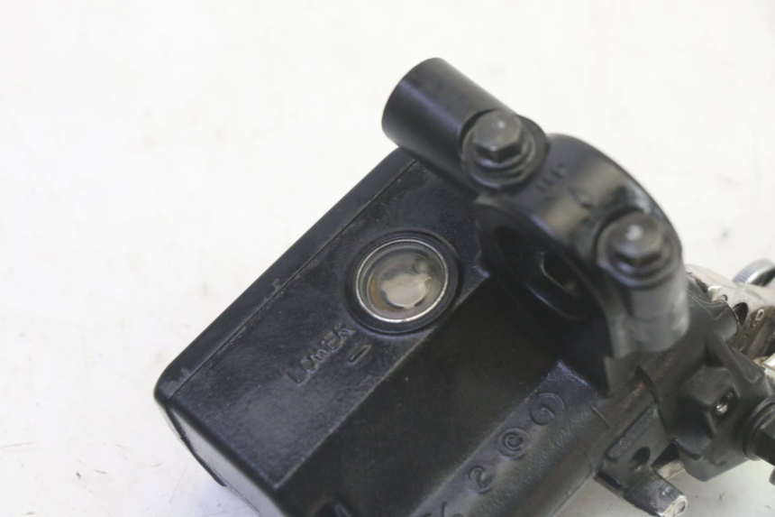 photo de FRONT BRAKE MASTER CYLINDER SUZUKI DL V STROM 1000 (2002 - 2007) - Technical close-up