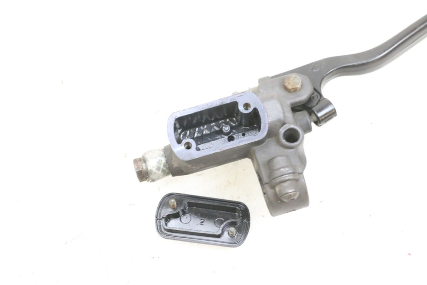 photo de FRONT MASTER CYLINDER PEUGEOT ELYSEO 125 (1999 - 2004) - Technical close-up