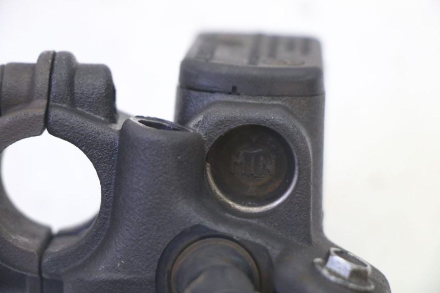 photo de FRONT MASTER CYLINDER PEUGEOT ELYSTAR 50 (2002 - 2014) - Fixing points details