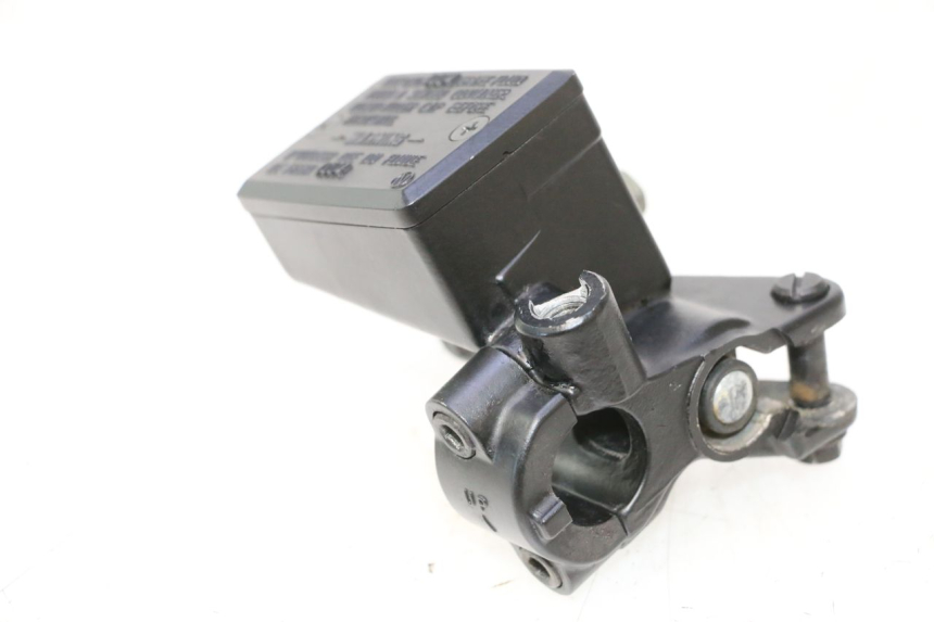 photo de FRONT BRAKE MASTER CYLINDER KAWASAKI ER-6 ER6 N 650 (2005 - 2009) - Fixing points details