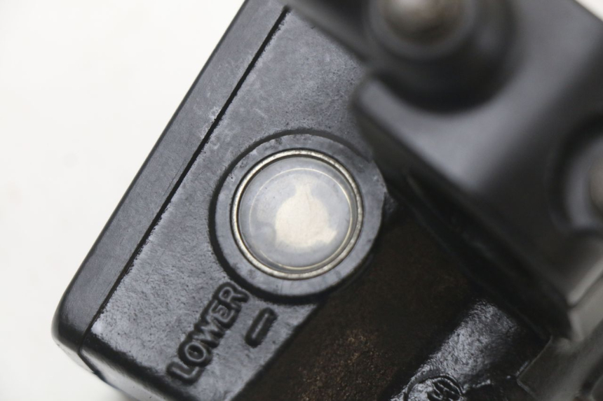 photo de FRONT BRAKE MASTER CYLINDER SUZUKI GZ MARAUDER 125 (1998 - 2004) - Fixing points details