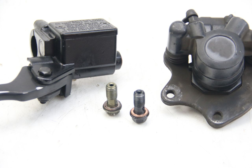 photo de FRONT BRAKE MASTER CYLINDER PEUGEOT KISBEE 4T 50 (2018 - 2022) - Fixing points details