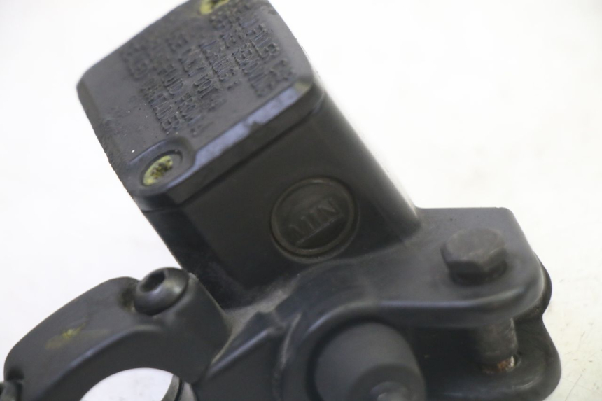 photo de FRONT BRAKE MASTER CYLINDER PIAGGIO MP3 125 (2006 - 2014) - Alternative perspective