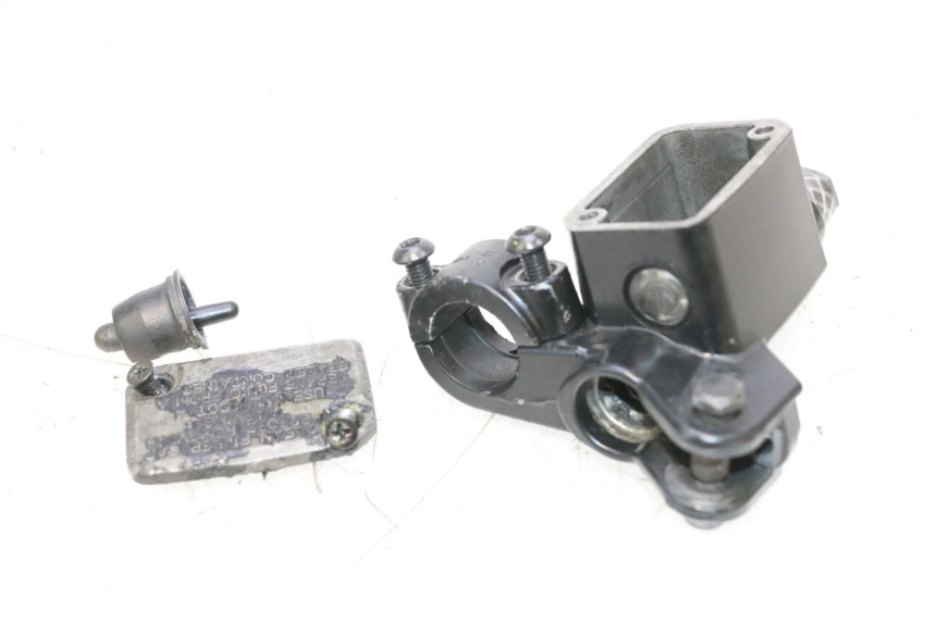 photo de FRONT MASTER CYLINDER PIAGGIO MP3 RL 250 (2006 - 2010) - Alternative perspective
