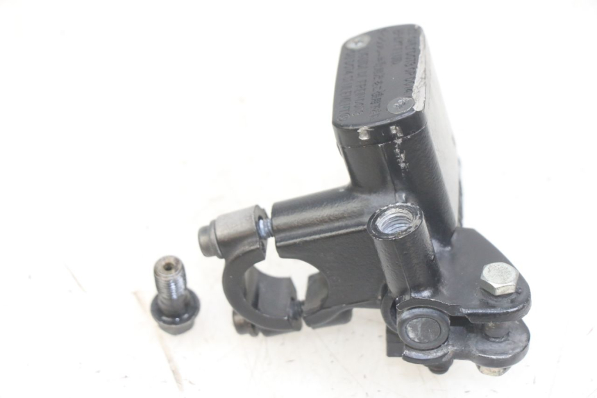photo de FRONT BRAKE MASTER CYLINDER HONDA PCX (JF28) 125 (2009 - 2011) - Zoom on usage condition
