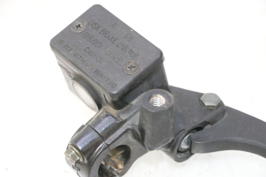 photo de FRONT BRAKE MASTER CYLINDER DAELIM S2 125 (2006 - 2007) - Alternative perspective