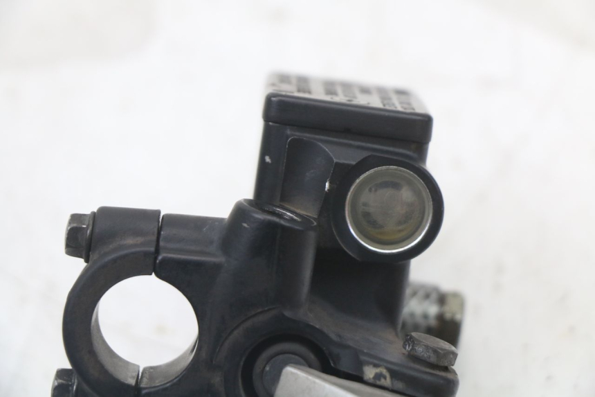 photo de FRONT BRAKE MASTER CYLINDER PEUGEOT SATELIS 125 (2010 - 2012) - Fixing points details