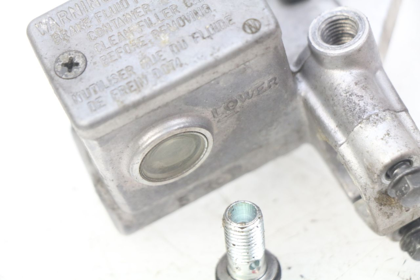photo de FRONT BRAKE MASTER CYLINDER SUZUKI SIXTEEN 125 (2008 - 2010) - Alternative perspective