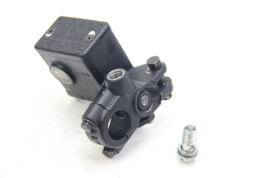 photo de FRONT BRAKE MASTER CYLINDER SUZUKI SIXTEEN 125 (2008 - 2010) - Component detail
