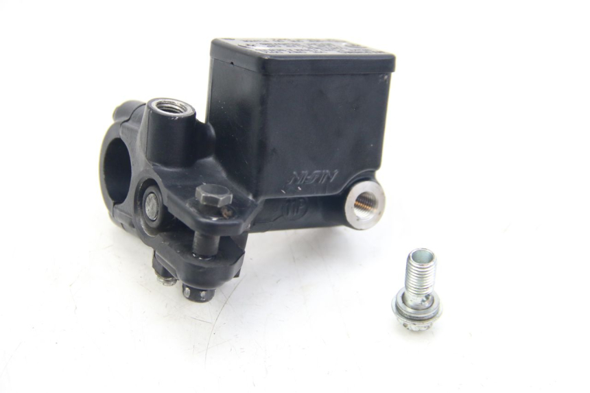 photo de FRONT BRAKE MASTER CYLINDER SUZUKI SIXTEEN 125 (2008 - 2010) - Zoom on usage condition