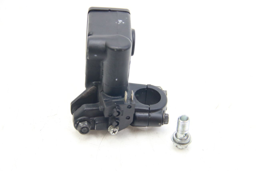 photo de FRONT BRAKE MASTER CYLINDER SUZUKI SIXTEEN 125 (2008 - 2010) - Alternative perspective