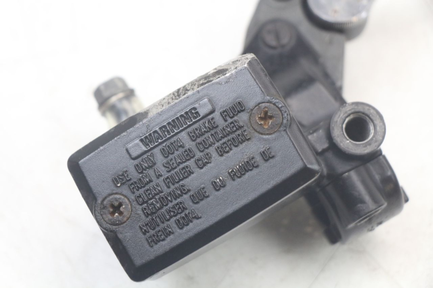 photo de FRONT BRAKE MASTER CYLINDER TRIUMPH SPEED TRIPLE T301 900 (1994 - 1996) - Component detail