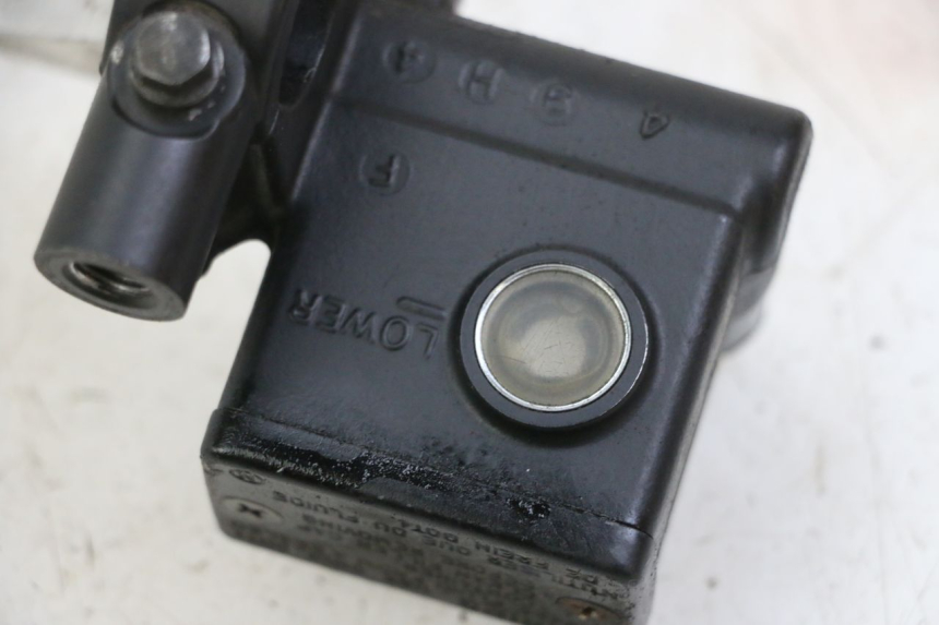 photo de FRONT BRAKE MASTER CYLINDER SUZUKI BURGMAN 125 (2007 - 2014) - Technical close-up