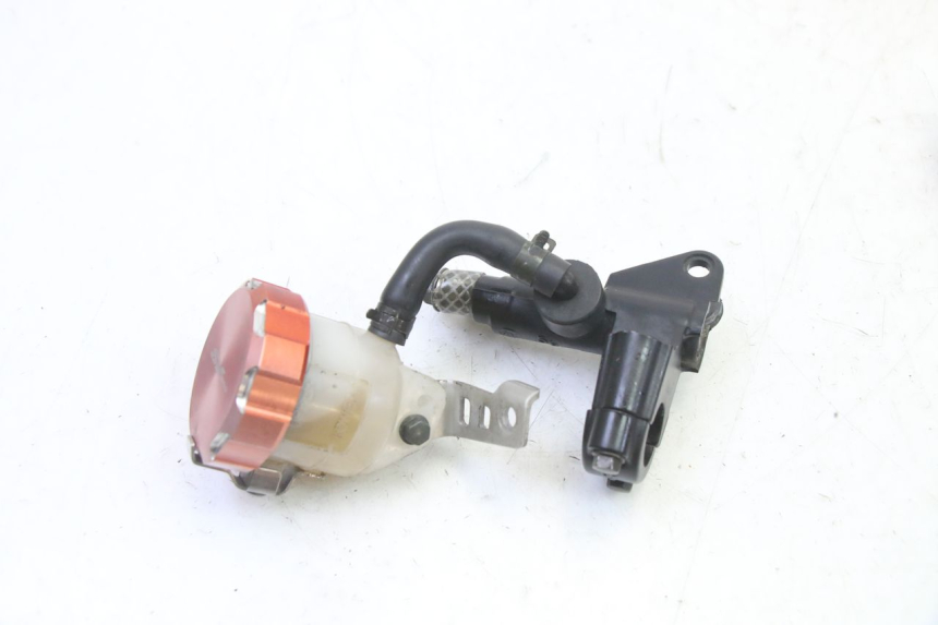 photo de FRONT BRAKE MASTER CYLINDER SUZUKI SV S 650 (2003 - 2009) - Alternative perspective