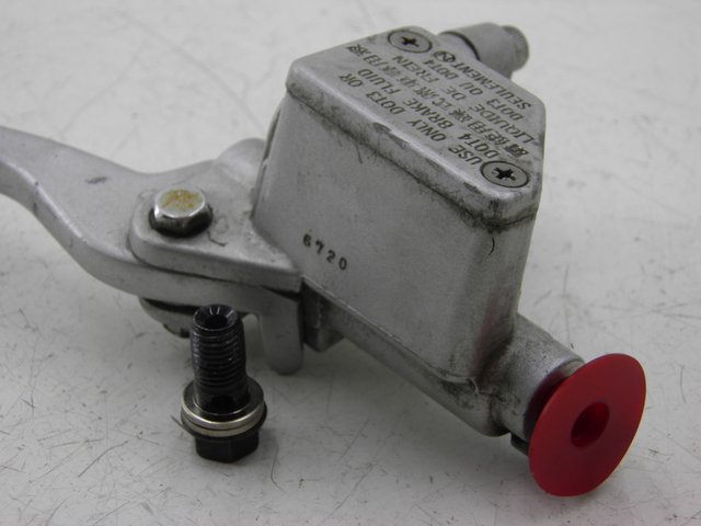 photo de FRONT BRAKE MASTER CYLINDER SYM MIO 50 (2005 - 2010) - Zoom on usage condition