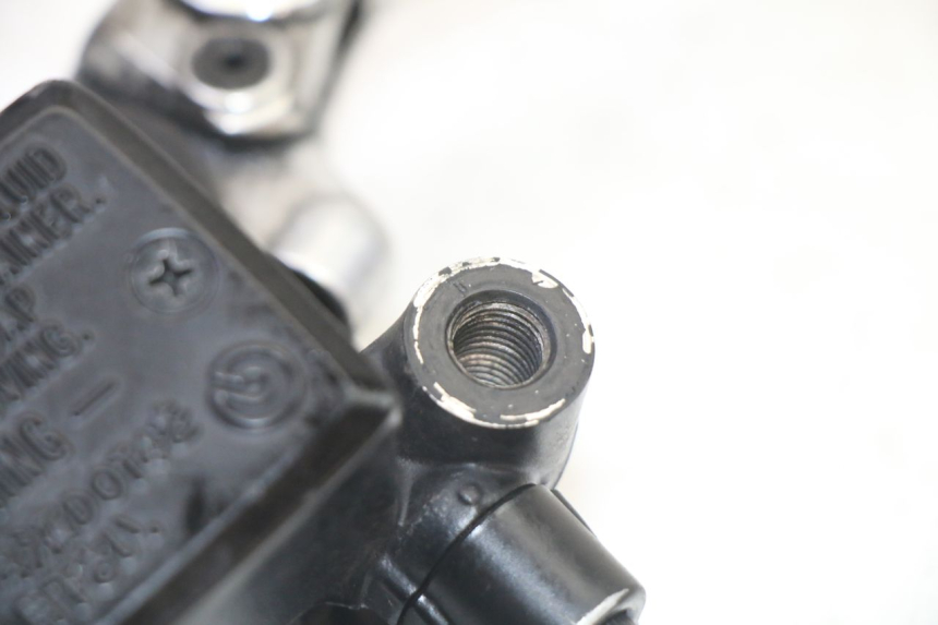 photo de FRONT BRAKE MASTER CYLINDER YAMAHA TDM ABS 900 (2002 - 2014) - Alternative perspective