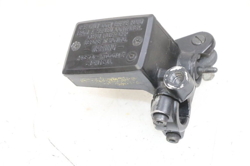 photo de FRONT BRAKE MASTER CYLINDER YAMAHA TDM ABS 900 (2002 - 2014) - Technical close-up