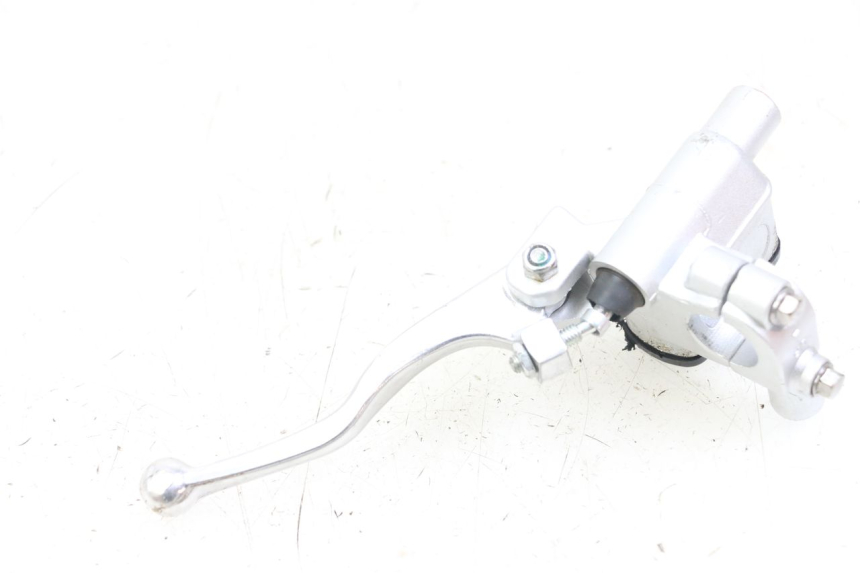 photo de FRONT BRAKE MASTER CYLINDER VENT DERAPAGE 50 (2018 - 2023) - Alternative perspective