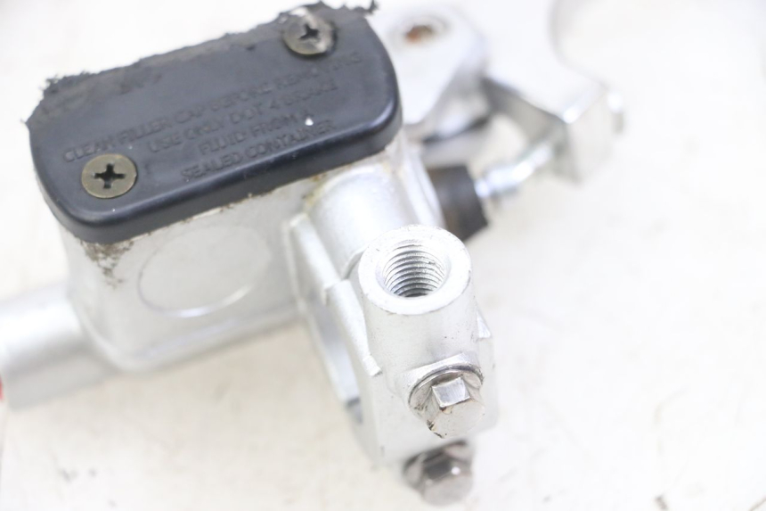 photo de FRONT BRAKE MASTER CYLINDER VENT DERAPAGE 50 (2018 - 2023) - Fixing points details