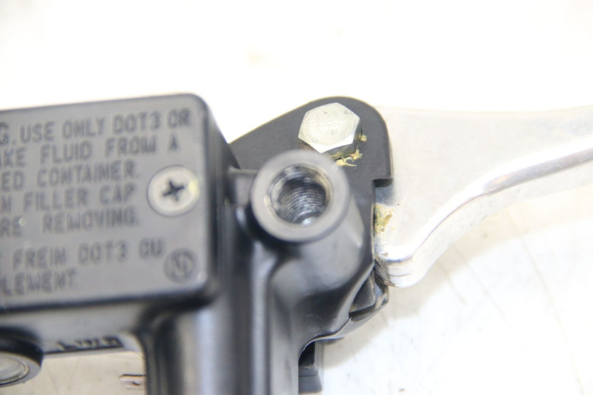 photo de FRONT BRAKE MASTER CYLINDER HONDA VISION NSC R 50 (2013 - 2015) - Technical close-up